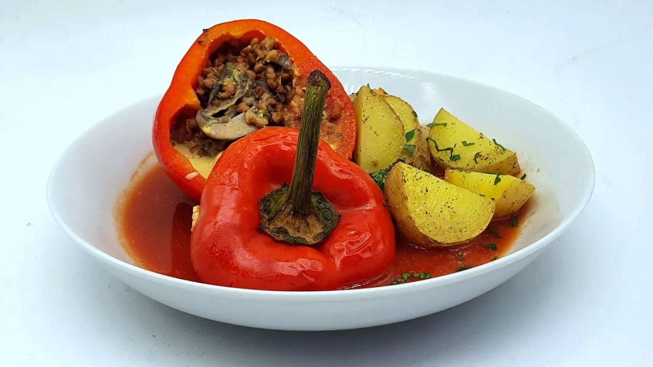 Polnjene paprike z ajdovo kaso in gobami iz pecice